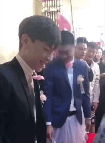 婚礼伴郎吃瓜,伴郎意外吃瓜，引发欢乐瞬间