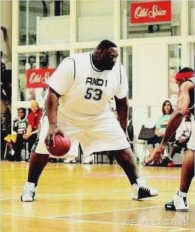 胖子打篮球吃瓜图片,边吃瓜边享受运动乐趣