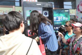 街头吃瓜被发现,意外走红引热议