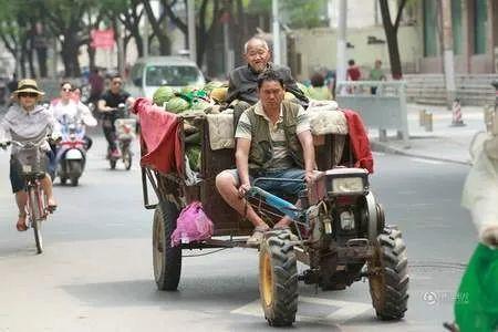 吃瓜摆摊,揭秘摆摊文化背后的烟火人生