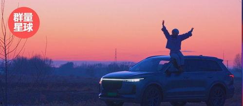 吃瓜摔倒视频,吃瓜群众不慎摔倒，视频记录惊险瞬间